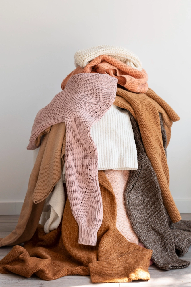 Tas de linge de couleur prêt à être retourné avant lavage pour préserver les couleurs du linge