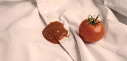 Tâche de tomates sur une chemise blanche