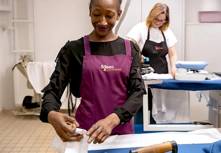 Employée 5àSec pliant une chemise