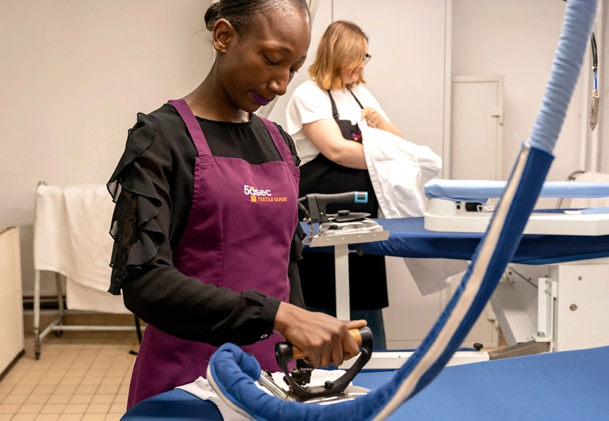 Employée 5àsec repassant une chemise