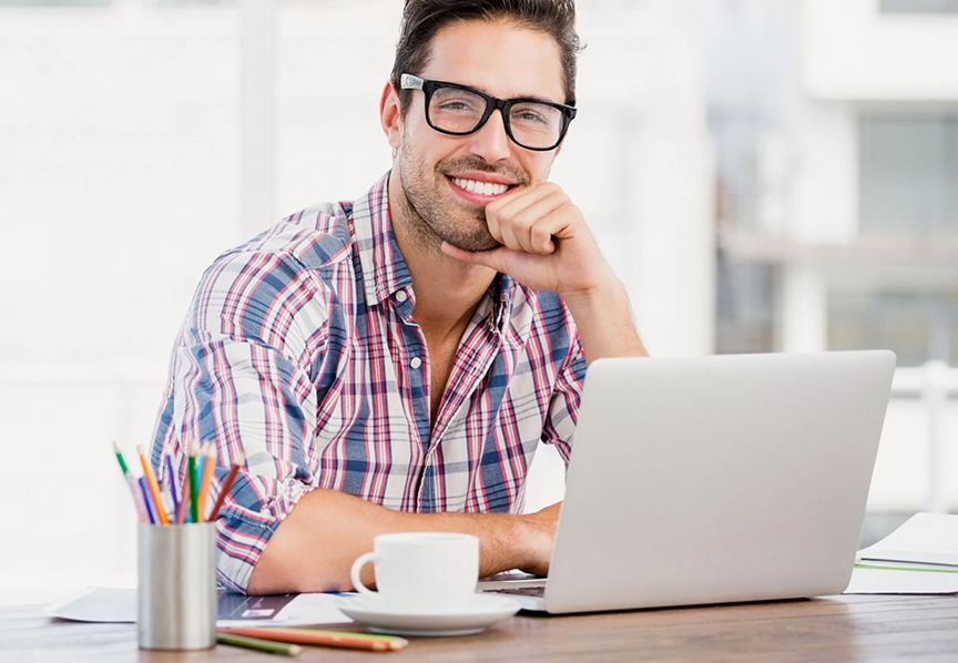 Homme travaillant sur un ordinateur